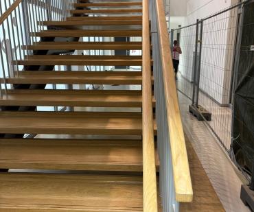 Vue plongeante sur les marches et les paliers en parquet